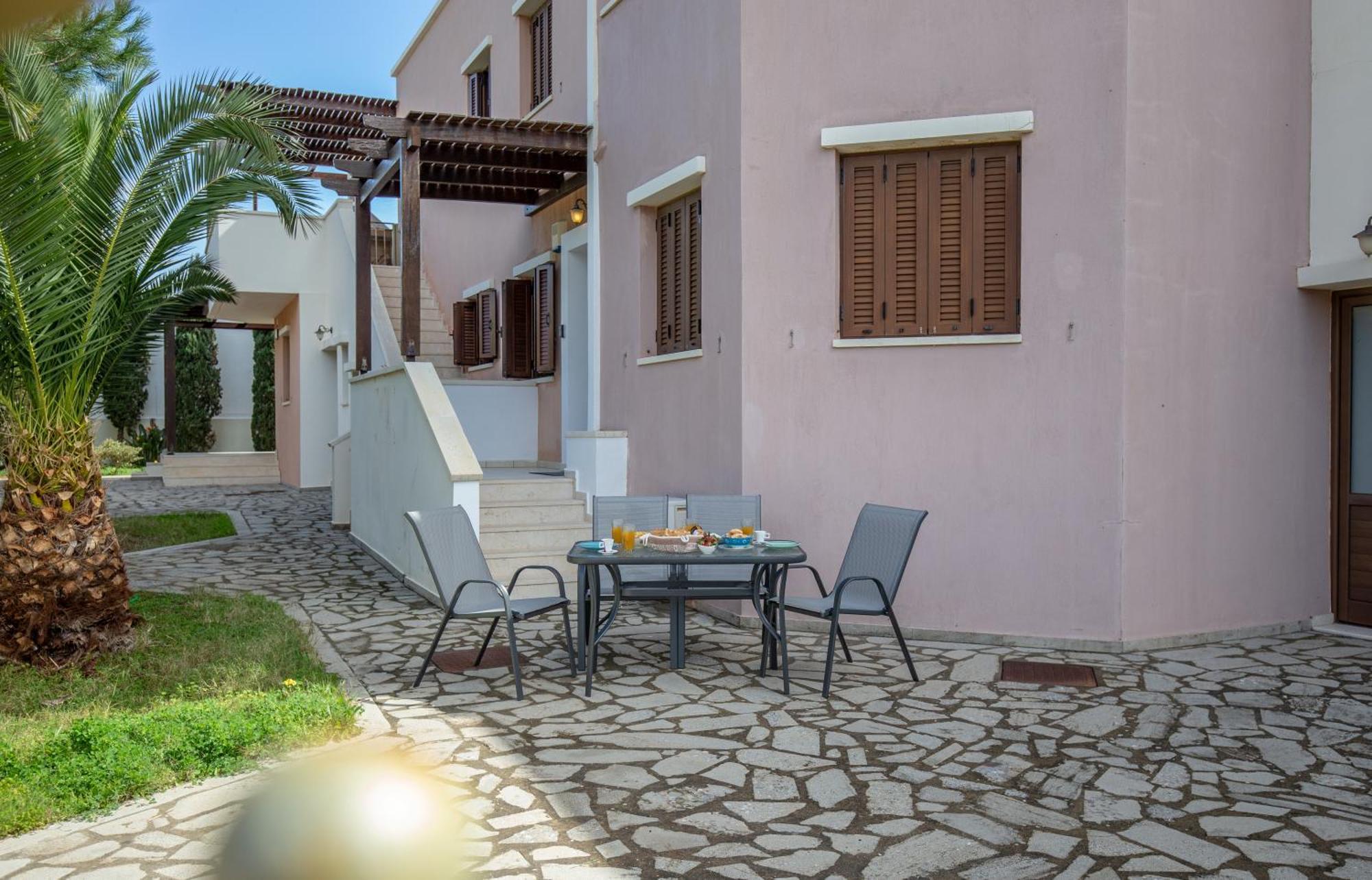 Cozy With Outside Space & Garden Case de vacanță Makrýgialos